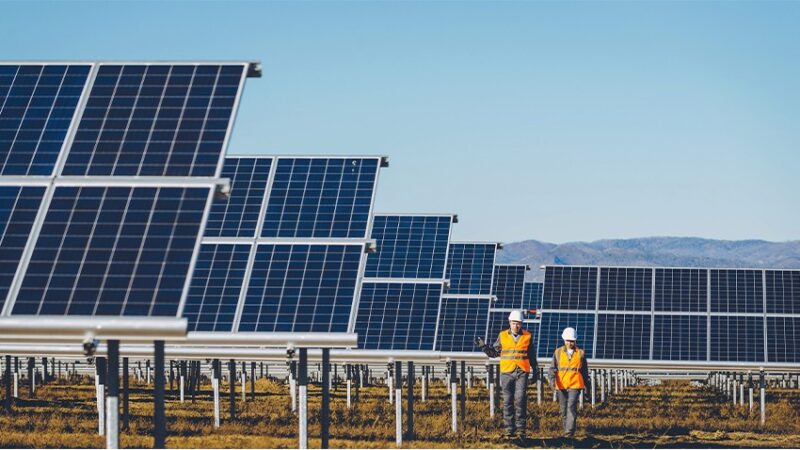 Pemerintah Kebut Transisi Energi Lewat PLTS Atap dan Kendaraan Listrik